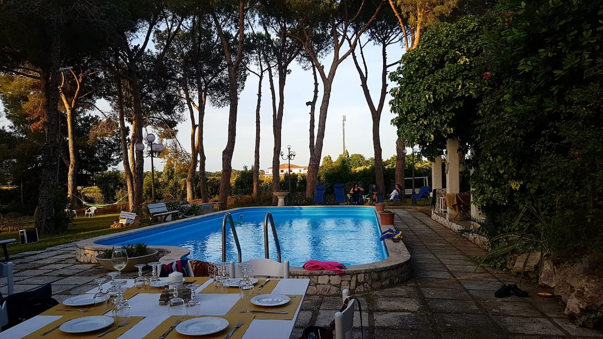 带游泳池的单间公寓， Collina dei Pini