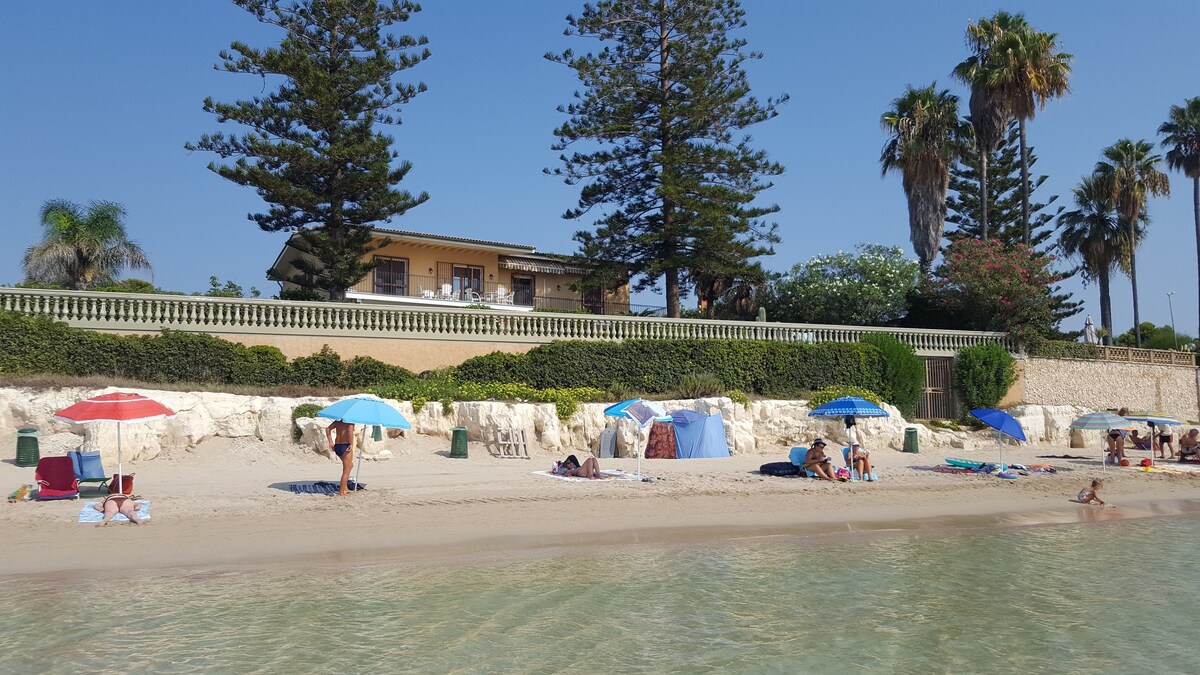 Villa Sogno sulla Spiaggia - 8 guests, sea at 10 m