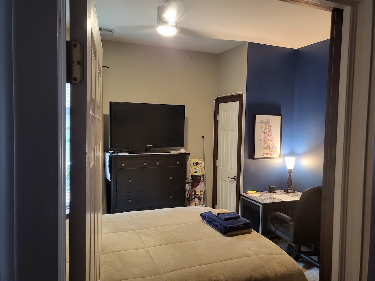 Easily accessible Uptown room