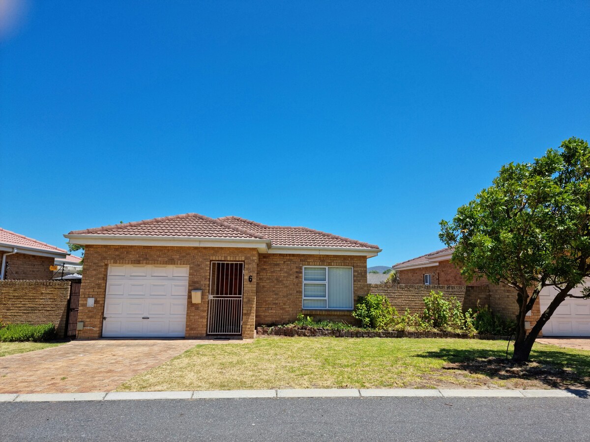 Modern 2 bedroom house with fibre in a quiet area