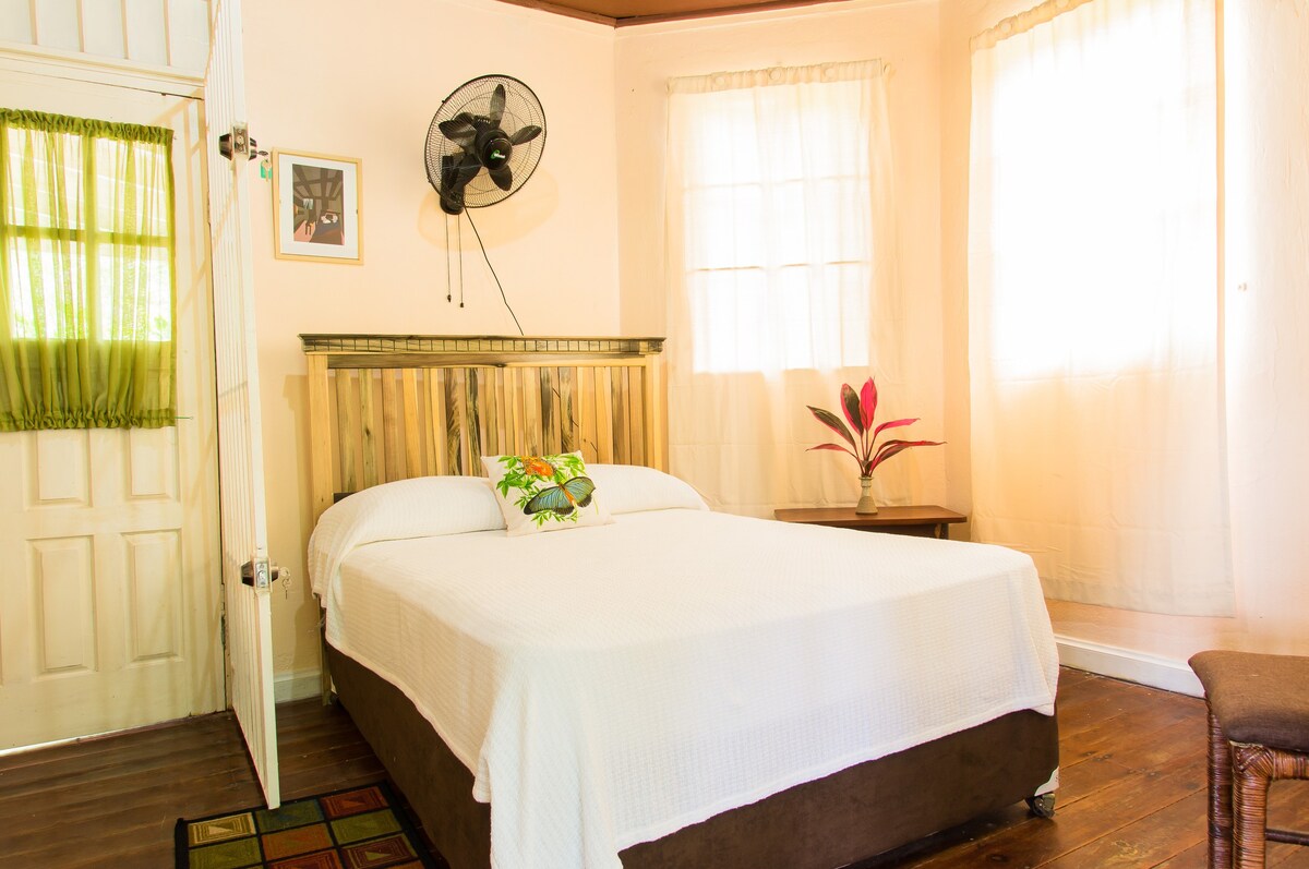 The Mahoe Suite at Sinopia Inn (Suite 3)