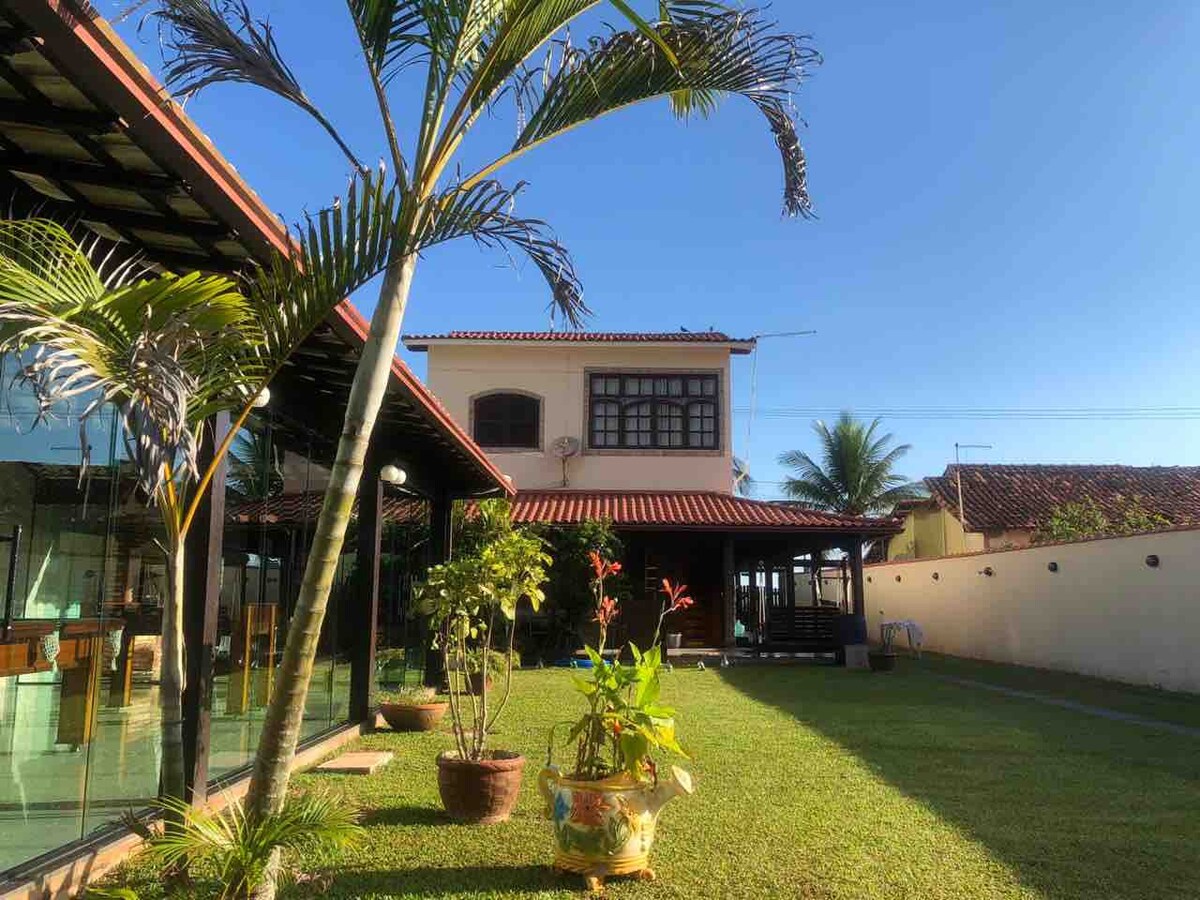 Casa com piscina de frente para o mar