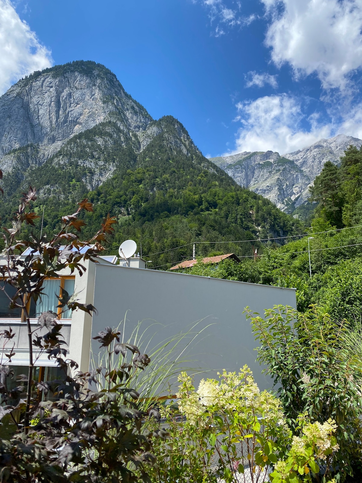 独家阳光明媚的屋顶露台公寓，可欣赏山景