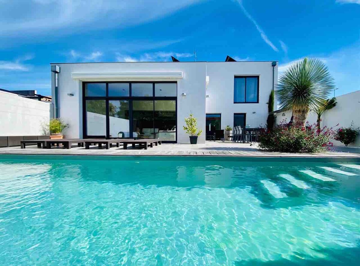 Superbe villa contemporaine avec piscine chauffée