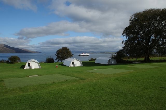 一套套房露营（ CampingShieling TENT ） ，可容纳4至6人。