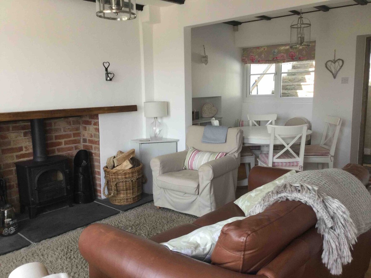 Cheerful and cosy 2 bedroom stone cottage.