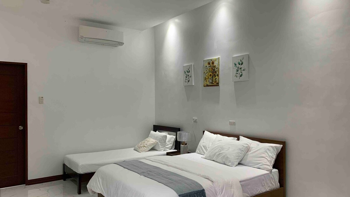 宽敞的客房-4、1张1.8米宽的双人床和1张单人床