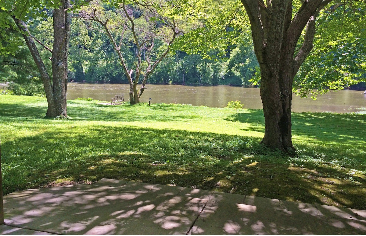 Little Sycamore Cottage on the New River