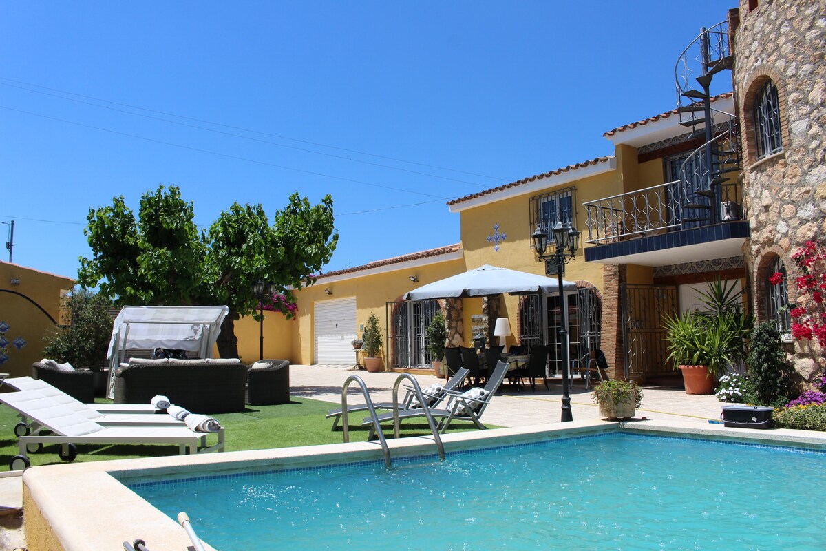 别墅位于萨洛（ Salou ） ，带私人泳池，阿文图拉港（ Port Aventura ）。