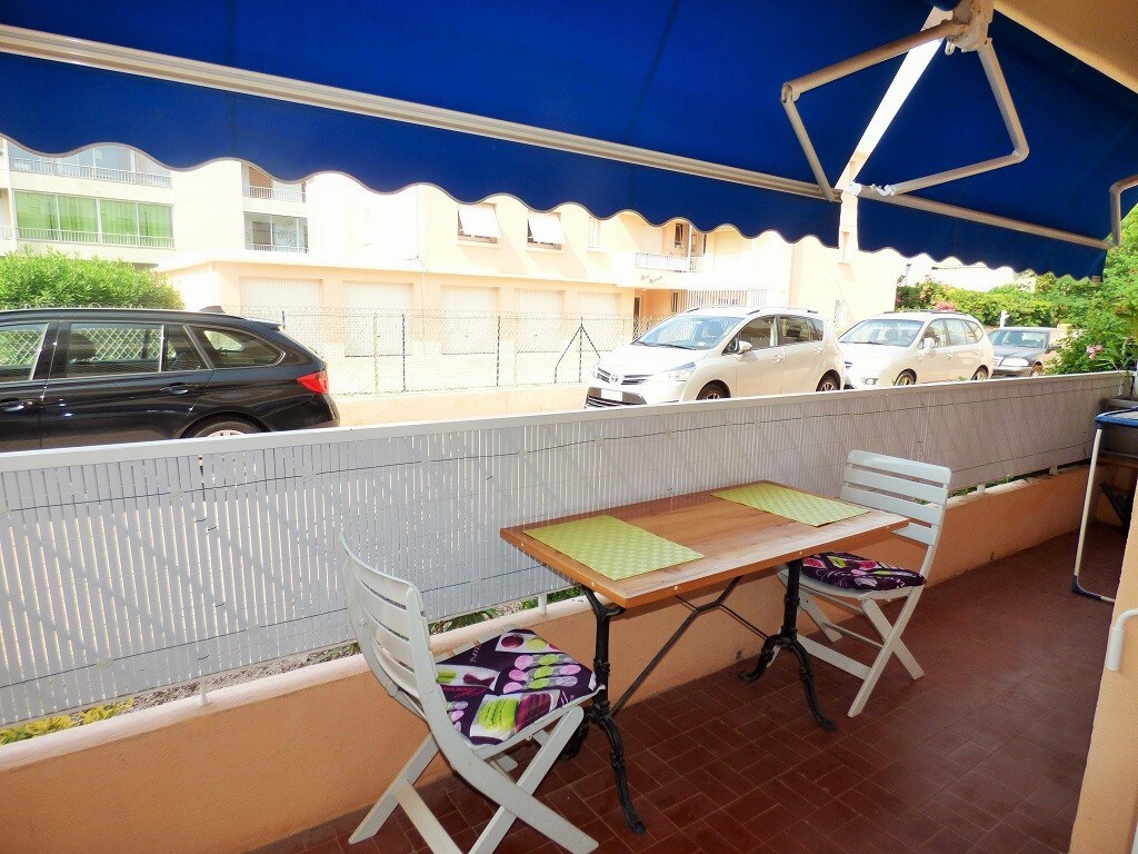 Ideally located, 250 m from the beach and Sanary, entertainment and shops. Parking.