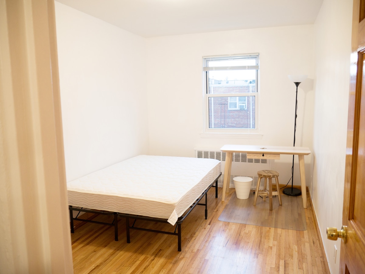 Room in 3BR1BA APT, 2 mins walk 52st-Woodside (7)!