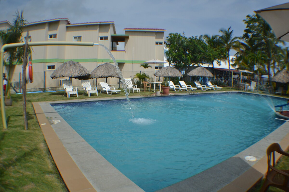 al lado del mar con amplias zonas y piscina