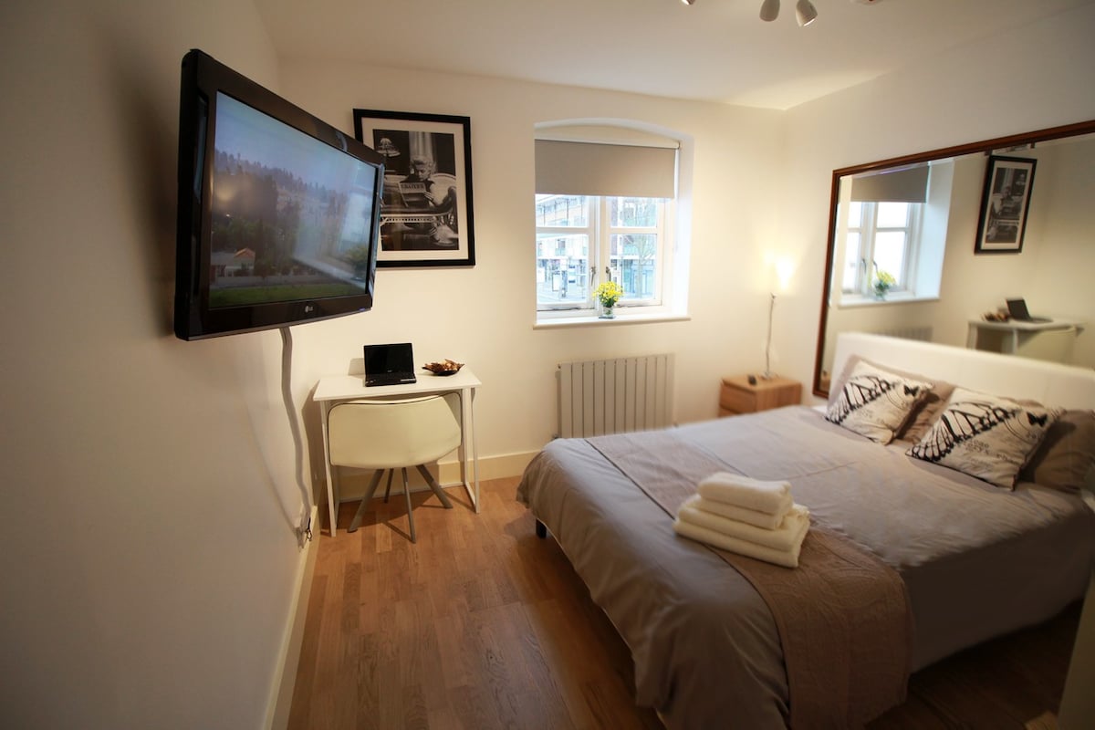 Square Room Eurostar St Pancras, Double by Canal