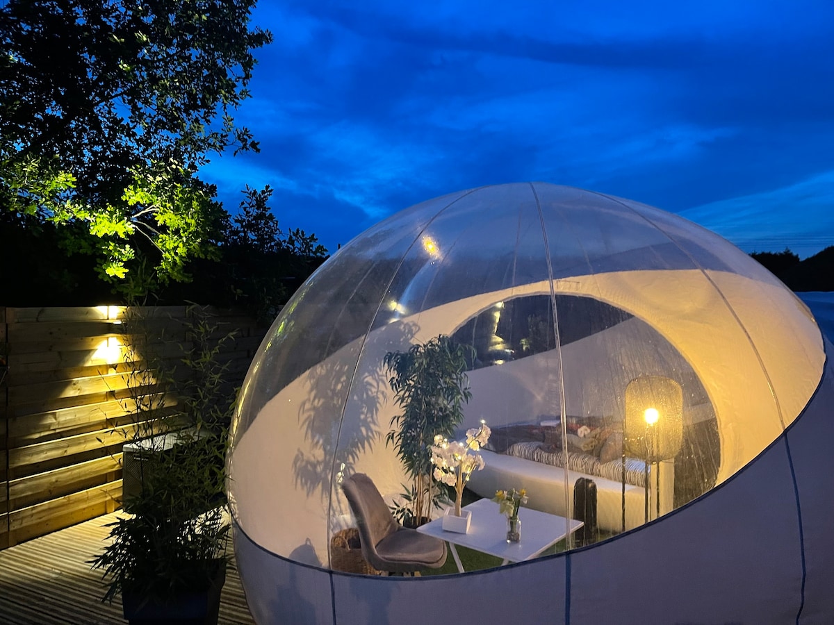 Bulle avec jacuzzi et sauna privatif .