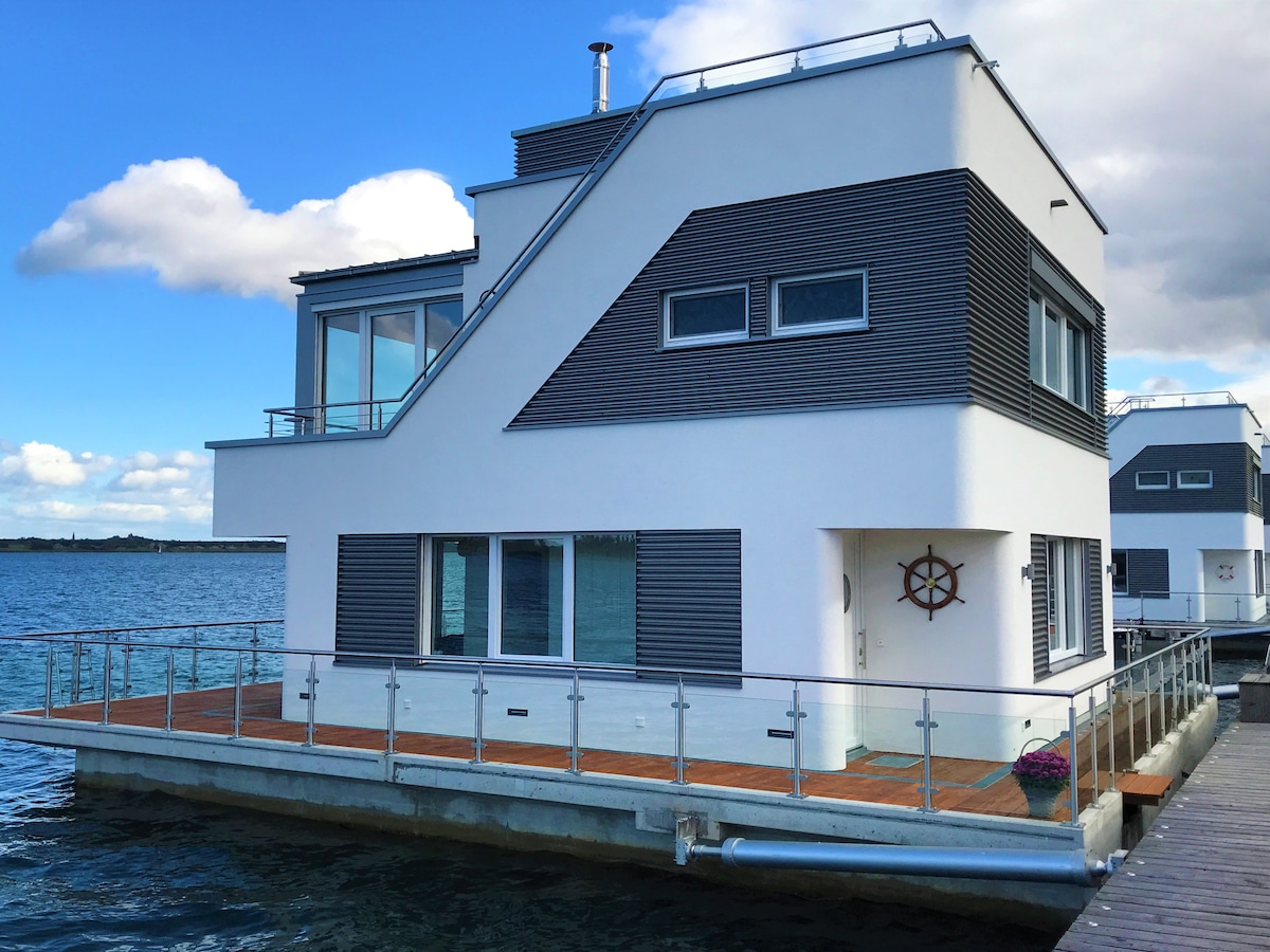 Robby II Floating House