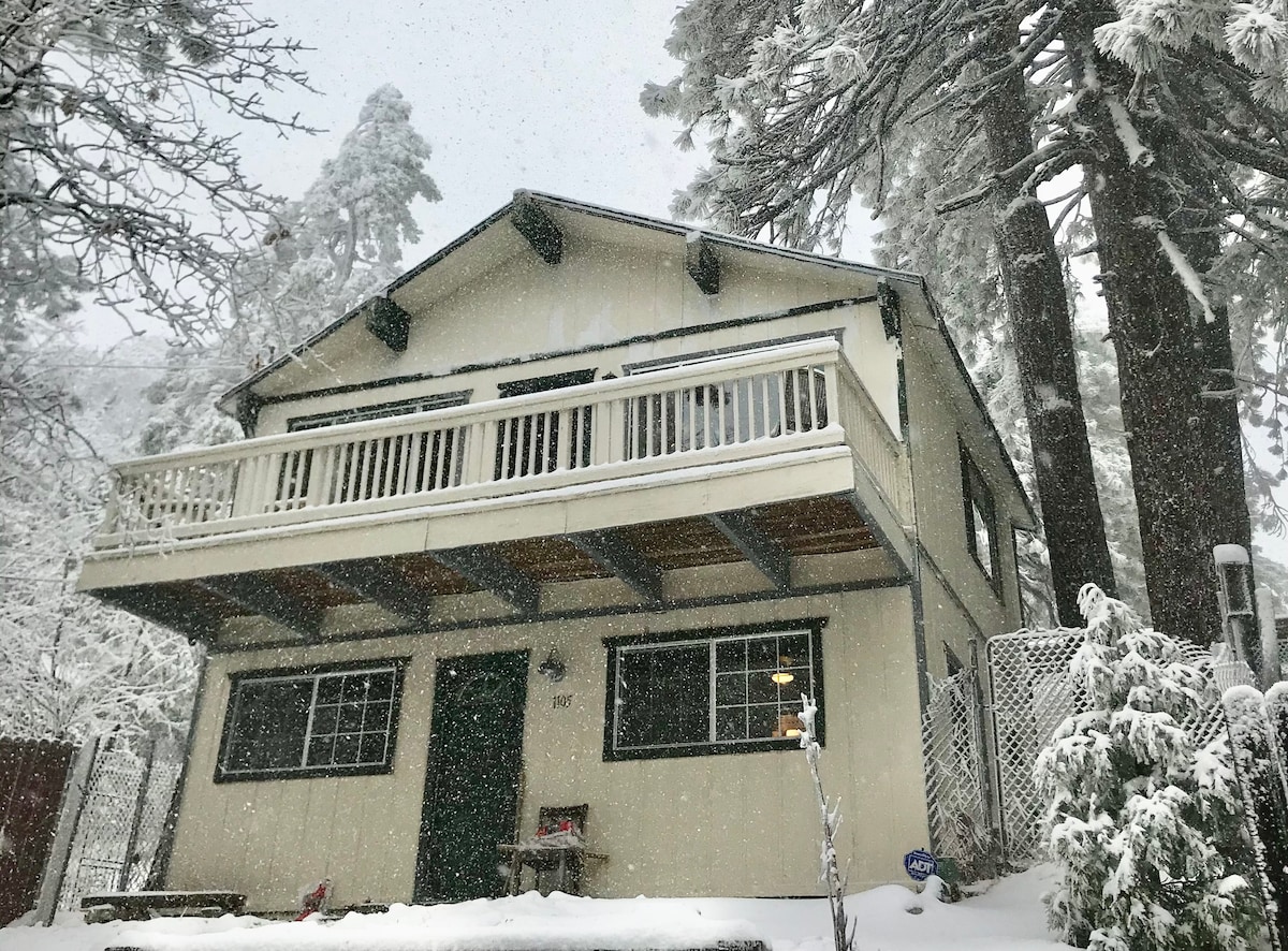 箭头峰（ Lake Arrowhead Peak ）的小木屋