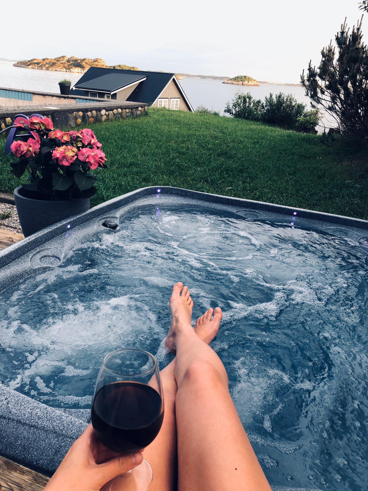 House by the ocean; jacuzzi, pool & boat for free.