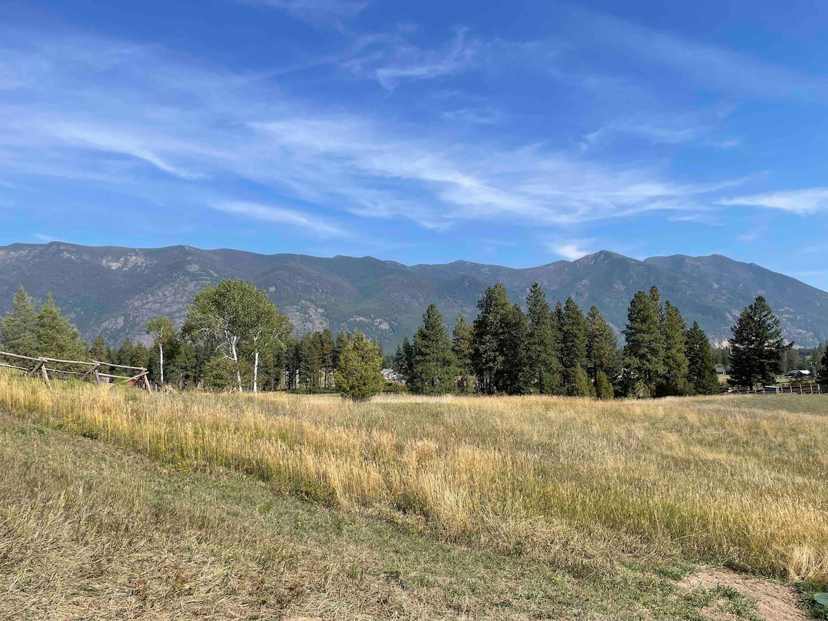 Historic Trapline cabin VIEW HOT TUB near Glacier