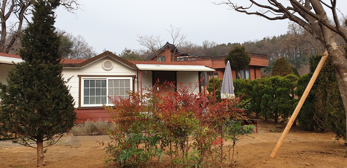 Suhyangwon [Mini-House Azalea] ：单身/情侣的乡村生活。 乡村放松身心。美丽的花园