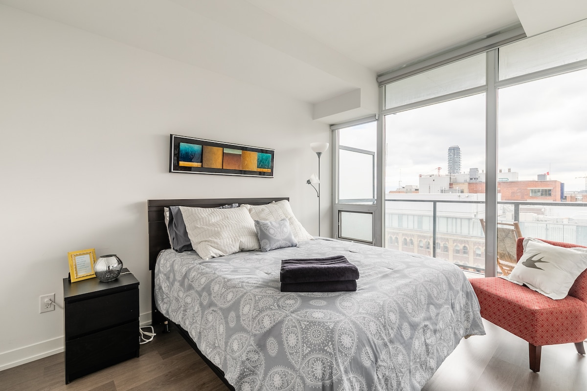 Stylish and Modern 1BR Condo in Trendy King East