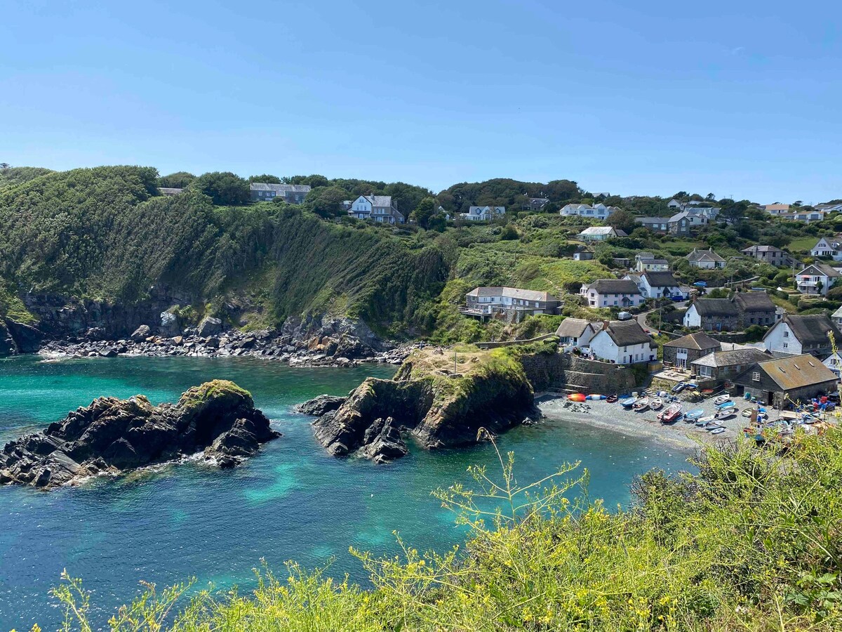 Tregastel Relaxed Modern House in Cadgwith