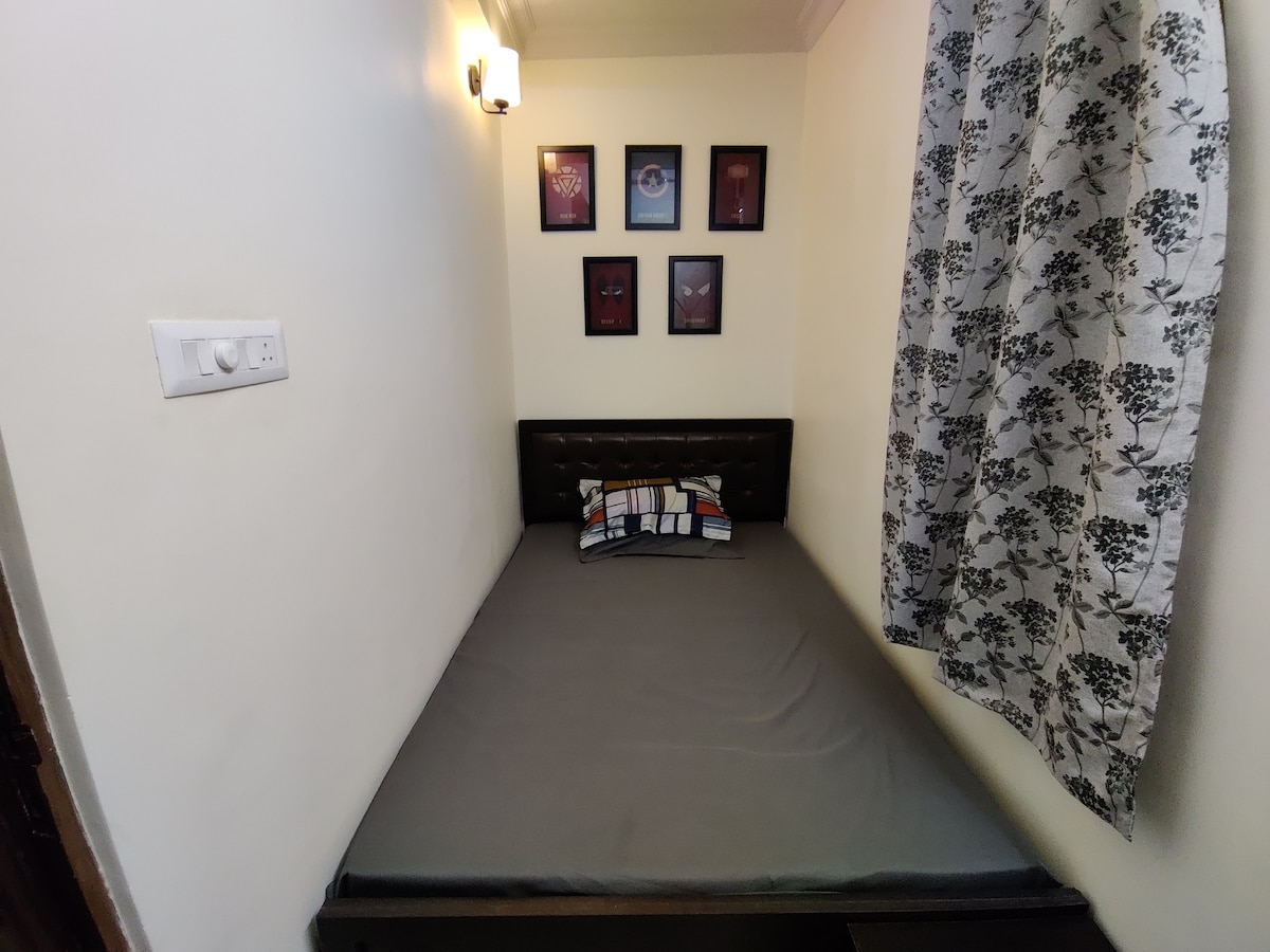 Hill View: Single Room: 99995938O2