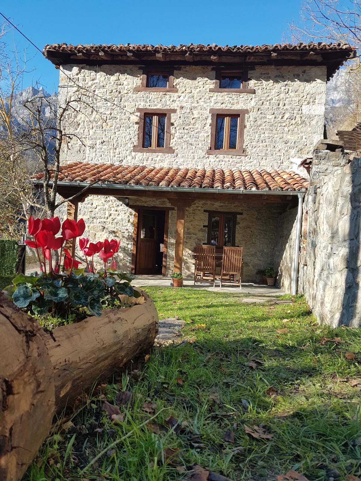 Casa de La Ribera, Lon