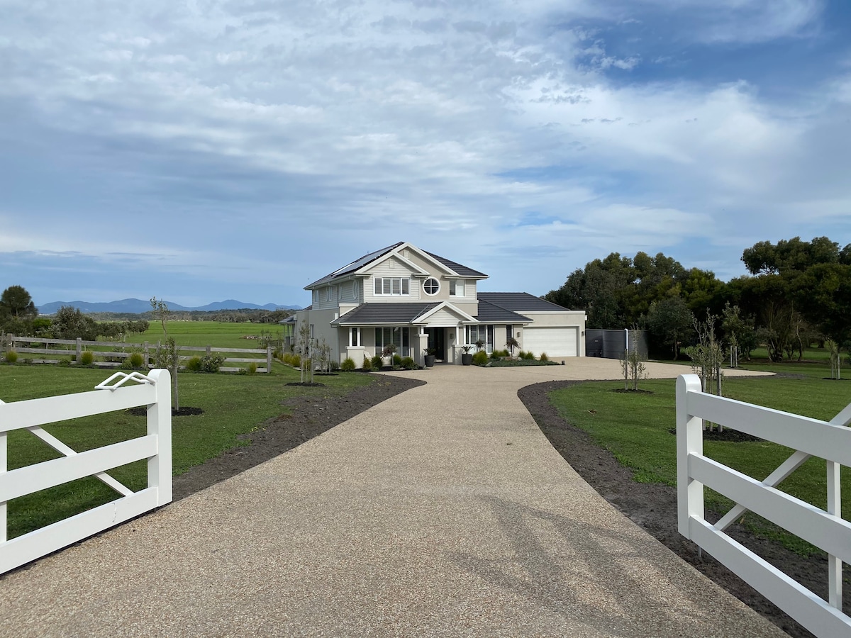 Wilson 's Prom Beauty, Grey Beach House