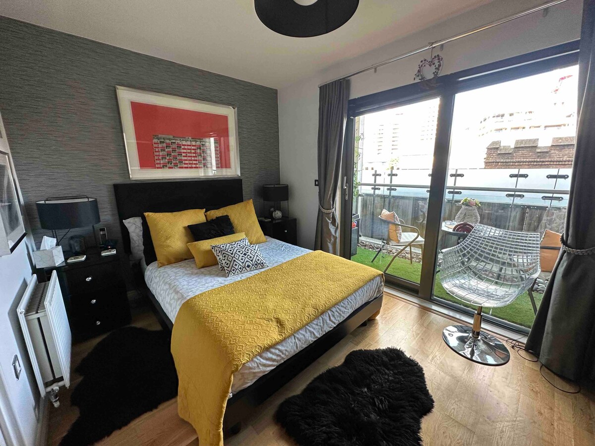 Modern 2 Bed 2 Bath near Camden Town w/ Balcony