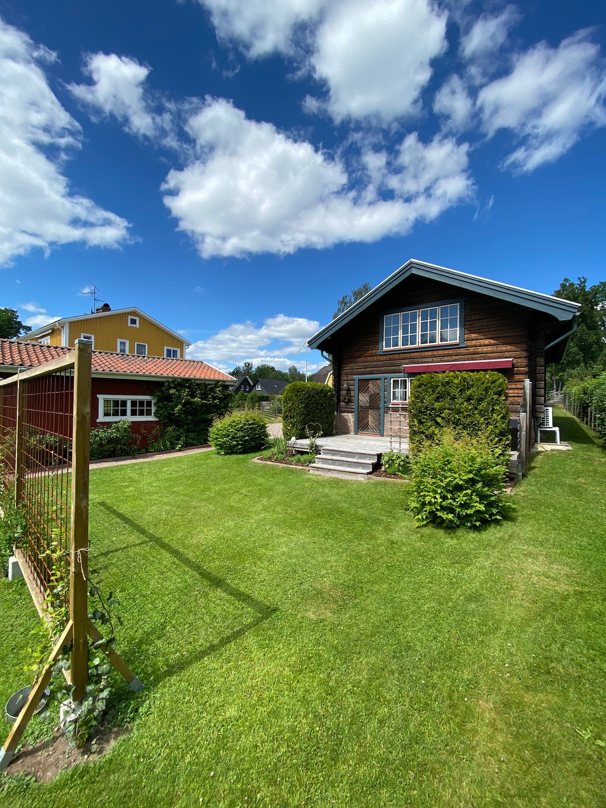 瑞典的美丽木屋，靠近湖泊。