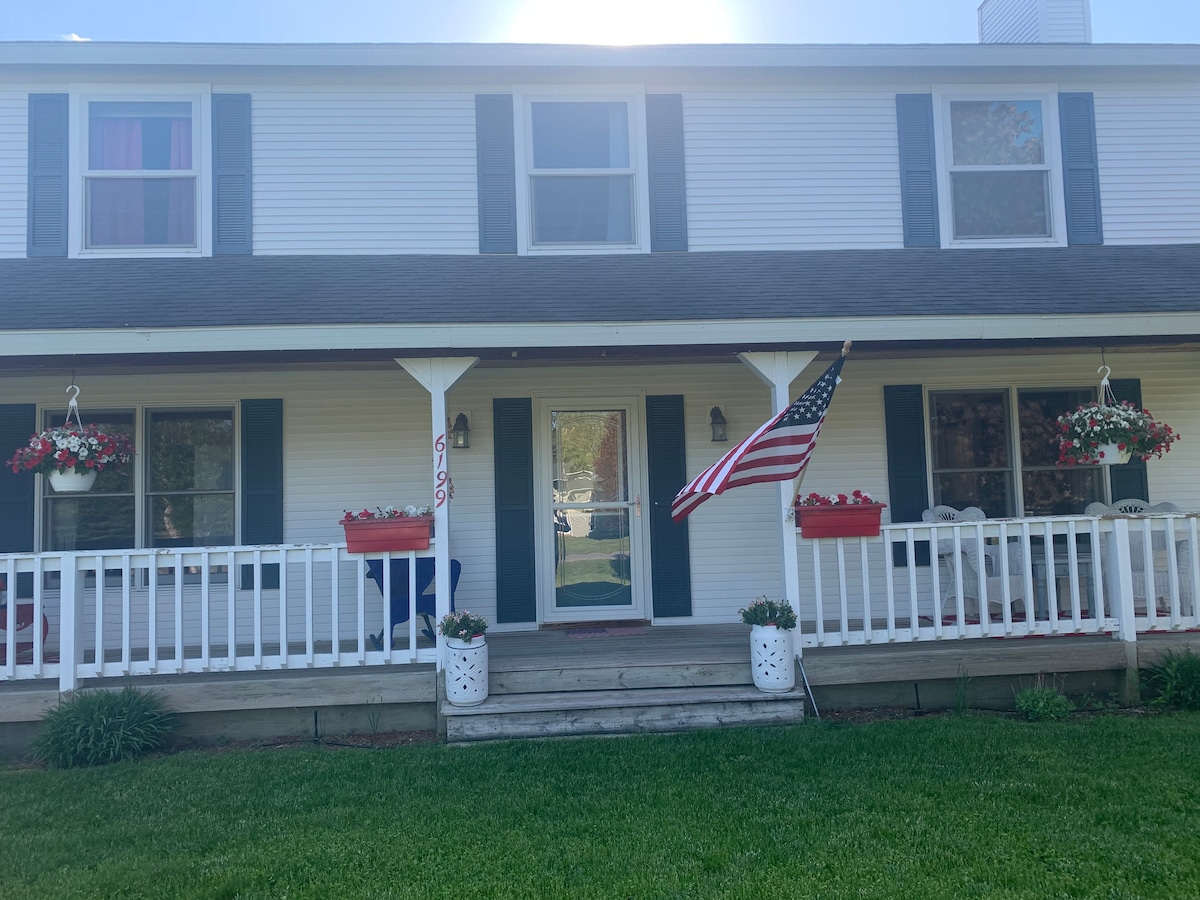 Large cozy home close to Flintfields