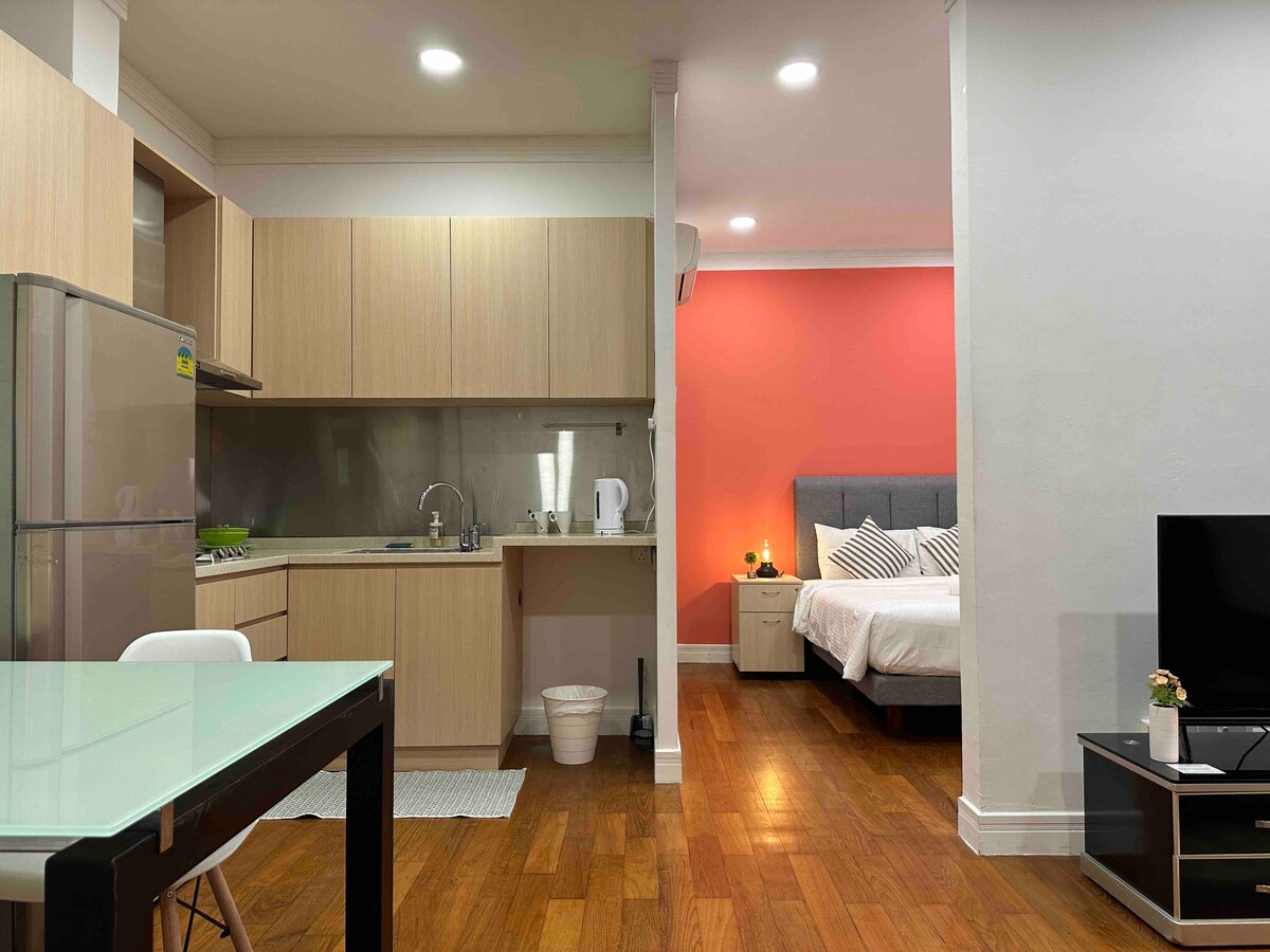 Deluxe One Bedroom Suite in CBD, 5 min walk to MRT