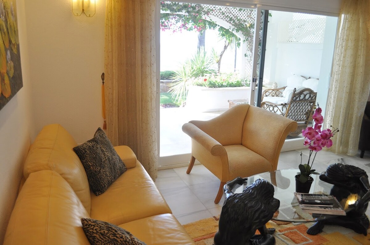 Frontline Apartment in Beachside Complex Estepona