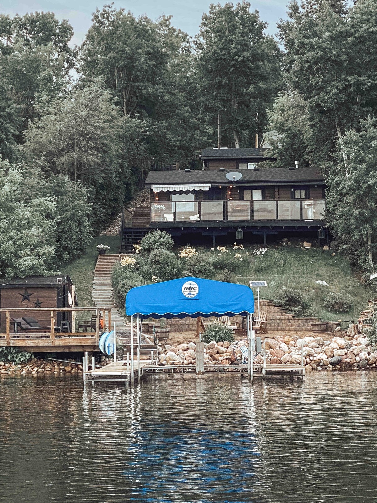 Wizard Lake的舒适小屋度假胜地