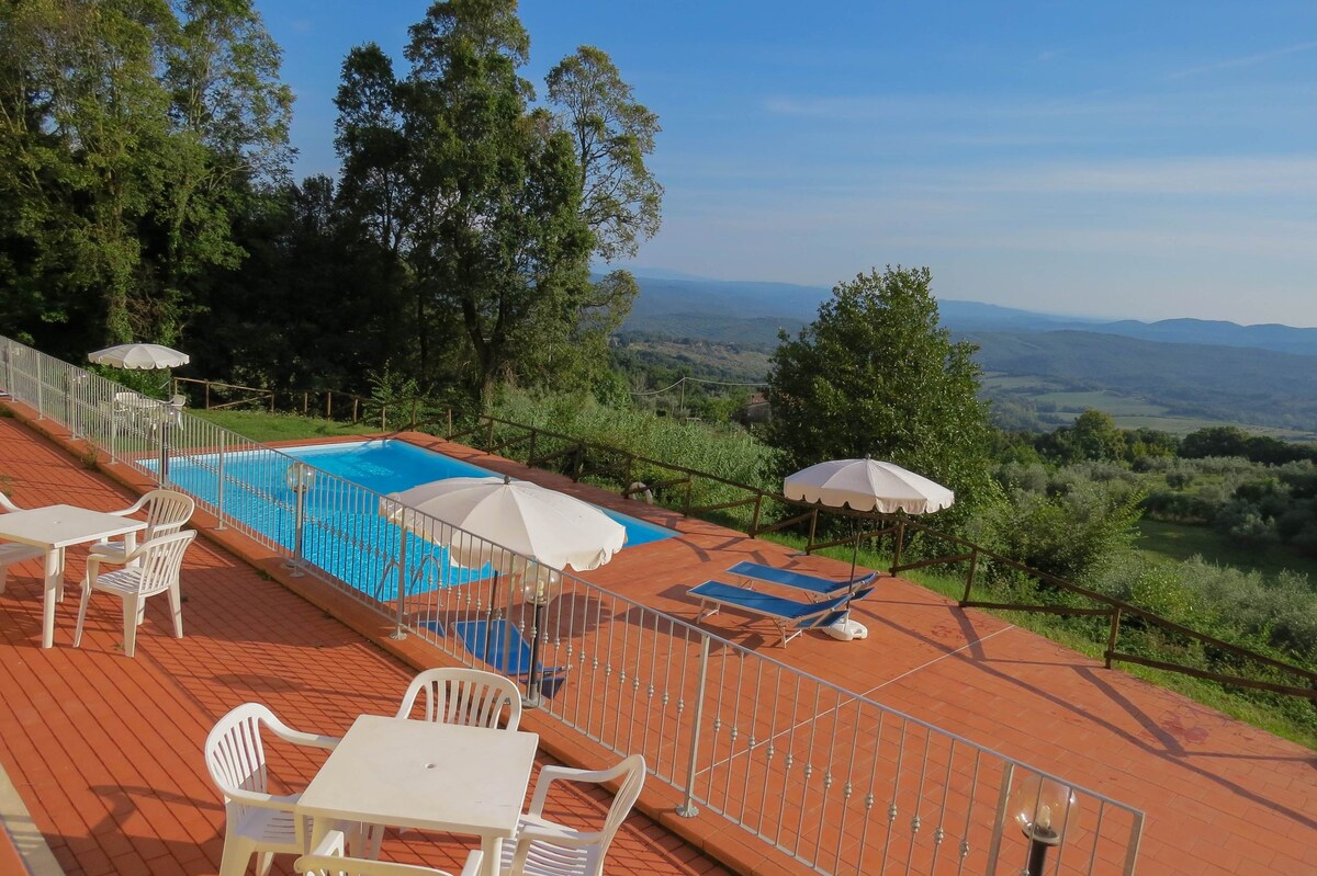 Monteverdi apartment with view and swimming pool