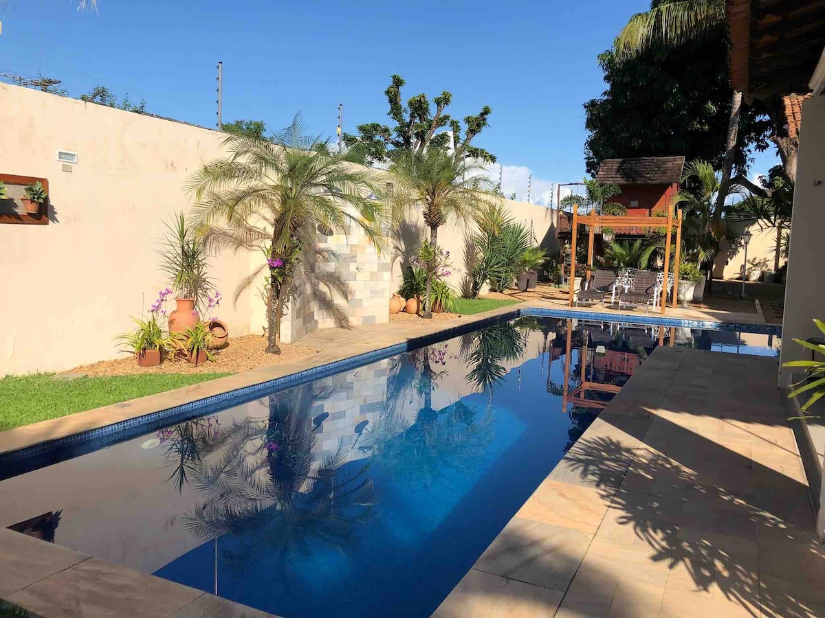 Linda casa com piscina e jardim!