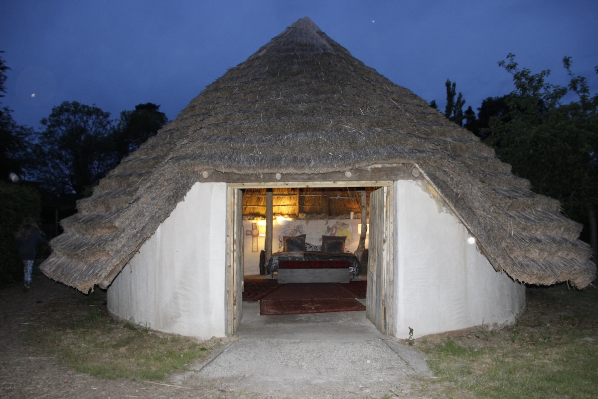 Cosy Thatched Round House