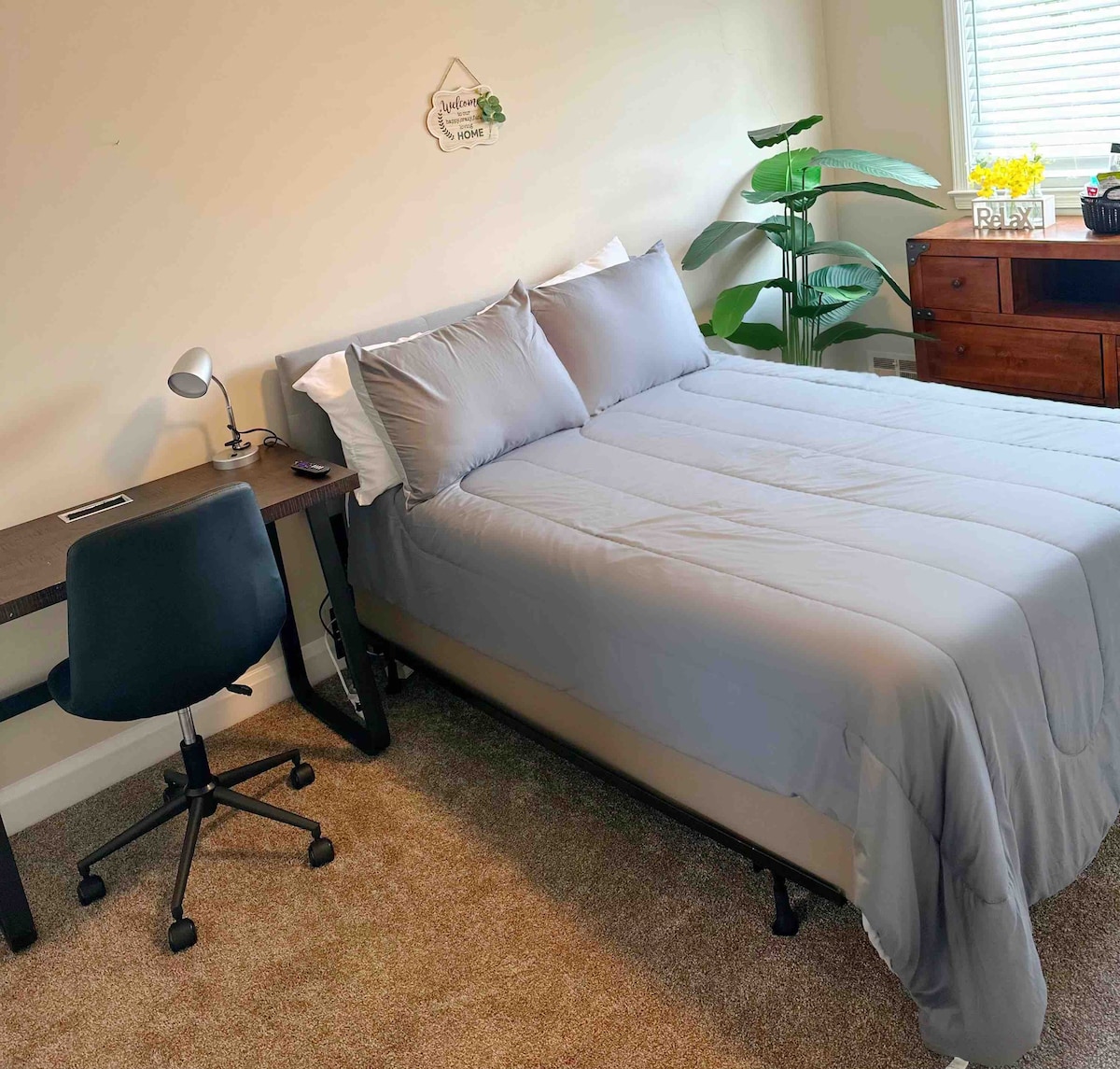 Charming One Bedroom w/Workspace in Townhome