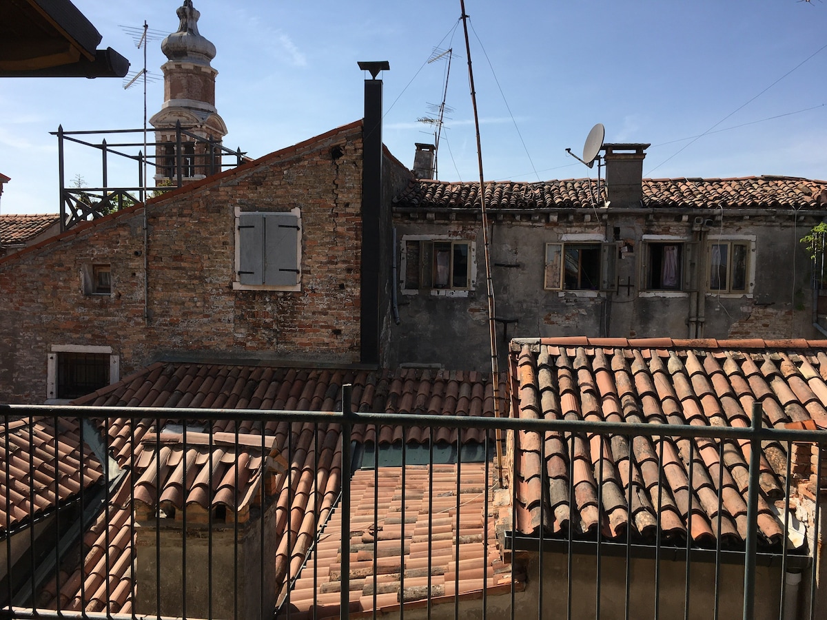 明亮的双卧室公寓，可俯瞰威尼斯屋顶
