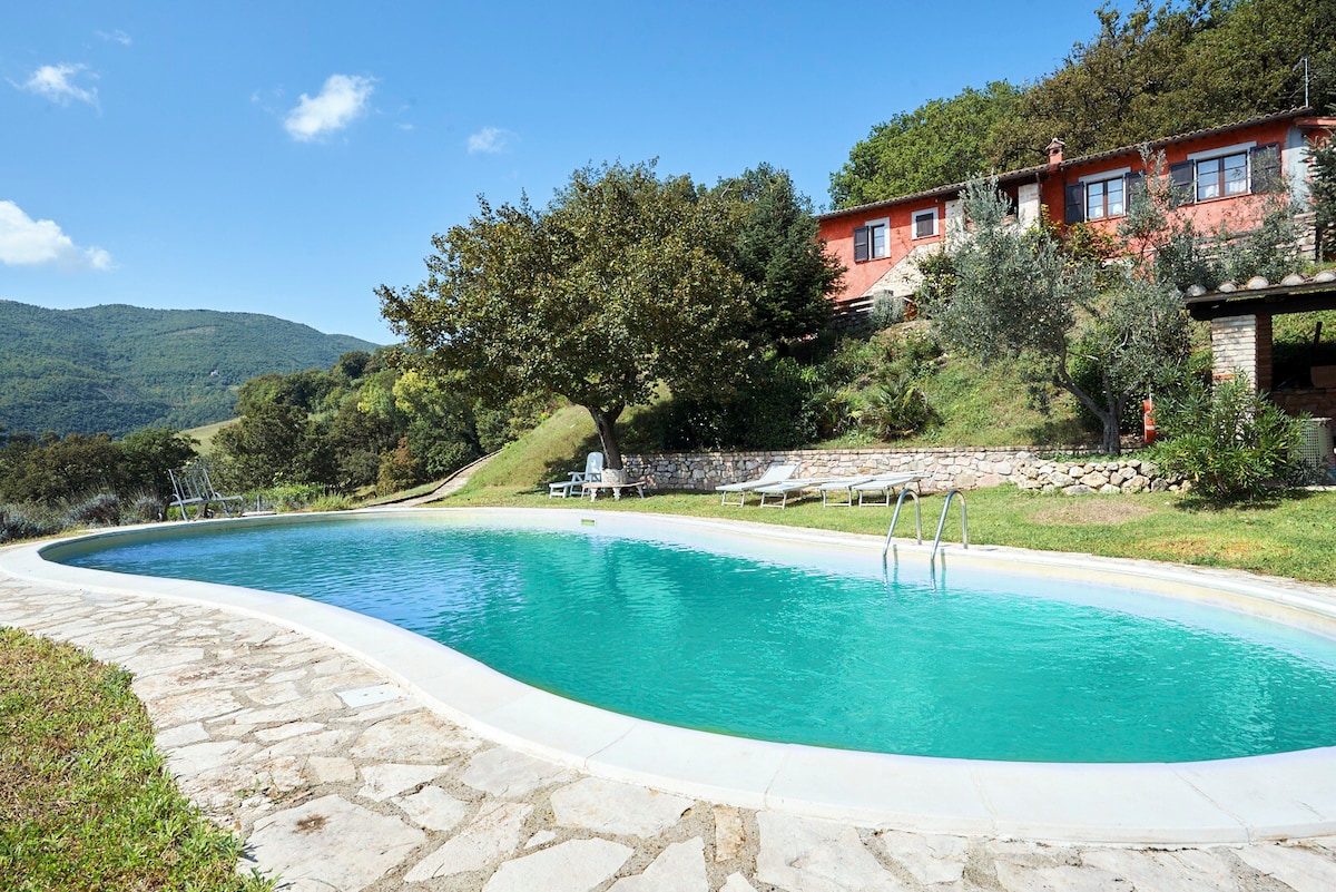 斯波莱托/佩鲁贾（ Spoleto/Perugia ）附近带泳池的别墅