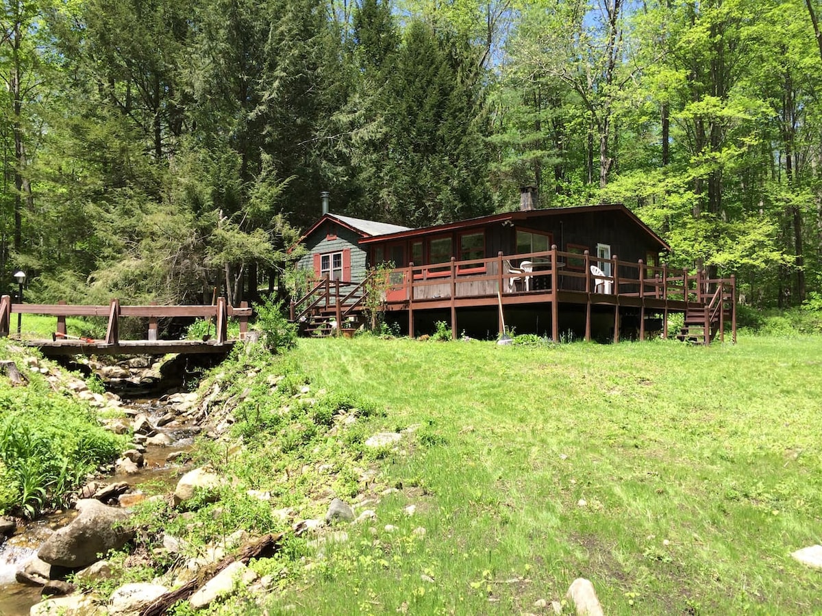 大自然中的可爱小屋，带私人河流通道