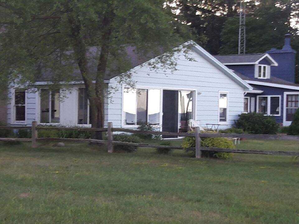 蓝天湖滨夏日小屋