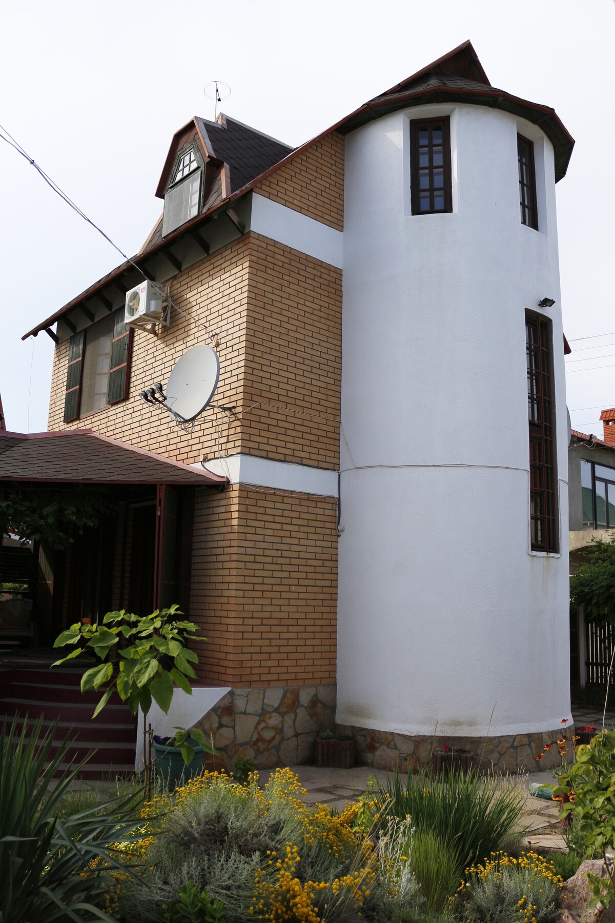 安静的泻湖海岸夏日小屋