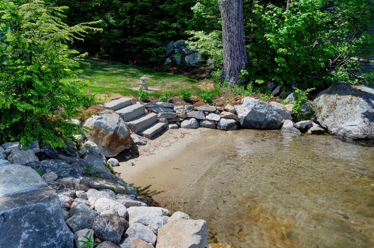 古朴的Wolfeboro Lake Winnipesaukee Lakefront Home