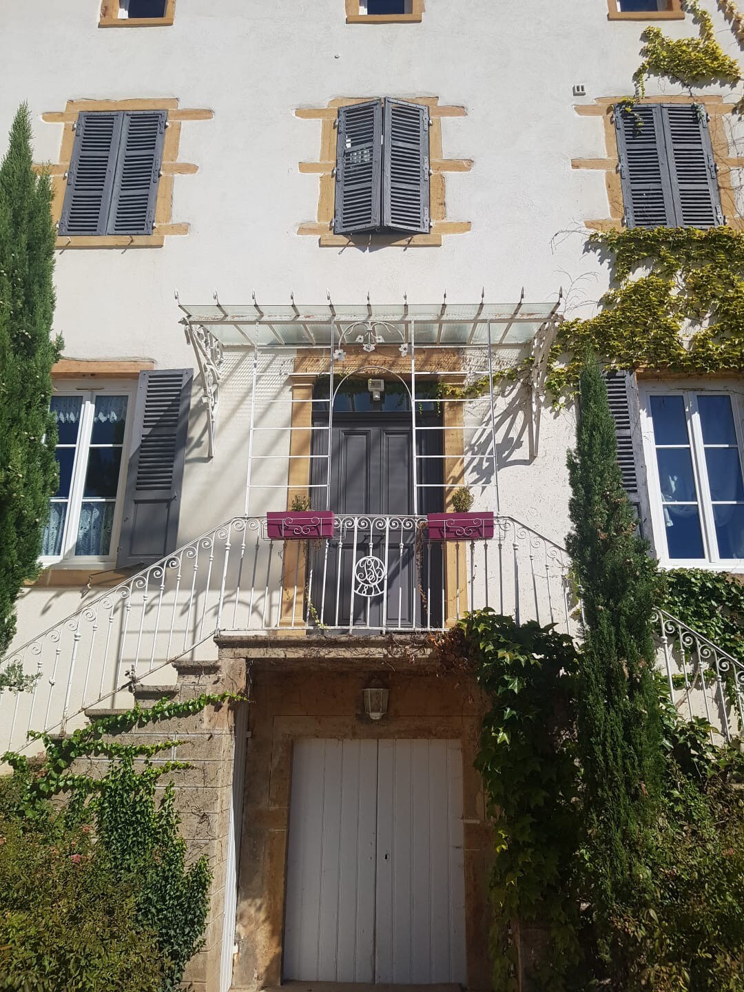 Grande maison avec piscine- beaujolais proche Lyon