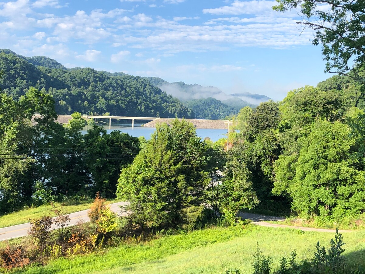 诺里斯湖畔的房子，可欣赏山景和水景