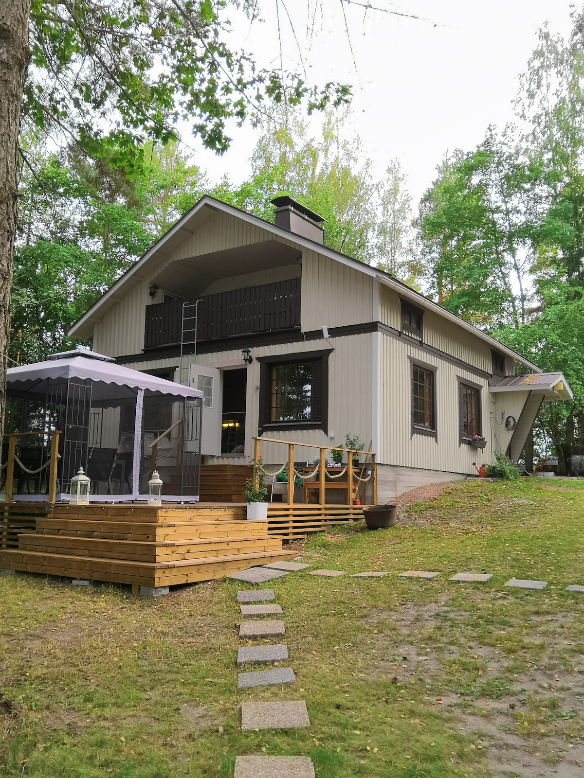 芬兰中部帕伊甘湖畔的房子
