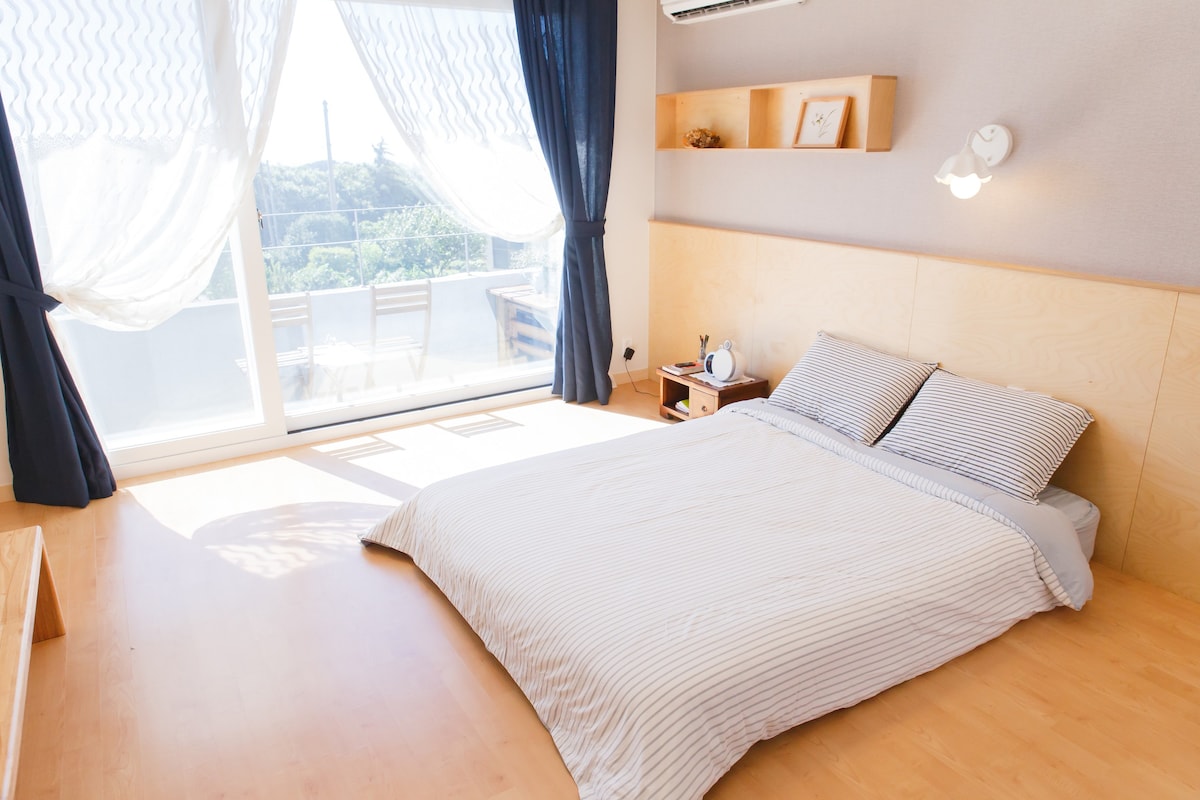 整洁安静的Aewol Jungsangan村单间公寓式住宿Prairia
