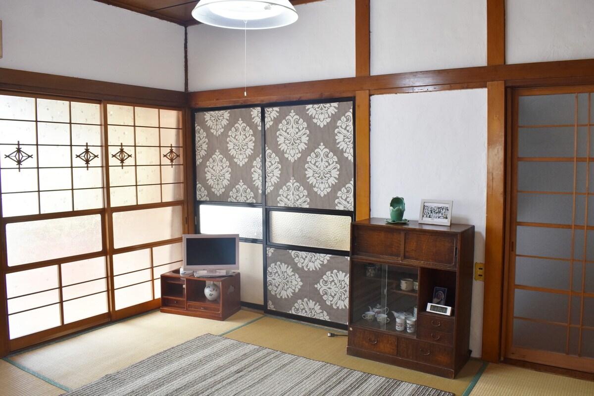 传统的日式房屋，带猫