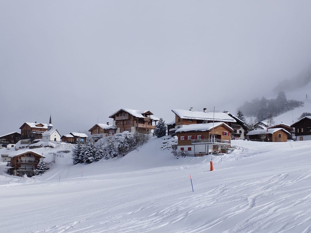 Ski in-ski Out度假屋， 8人Obersaxen